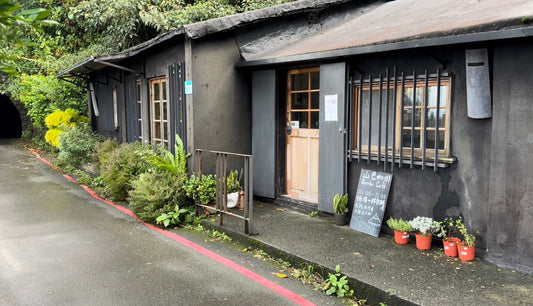 跟著微笑⼀起，漫步⼭巴之鄉